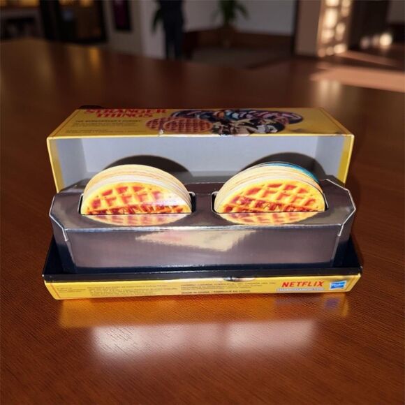 Hasbro Netflix Stranger Things Eggo Card Game Complete - Picture 2 of 7